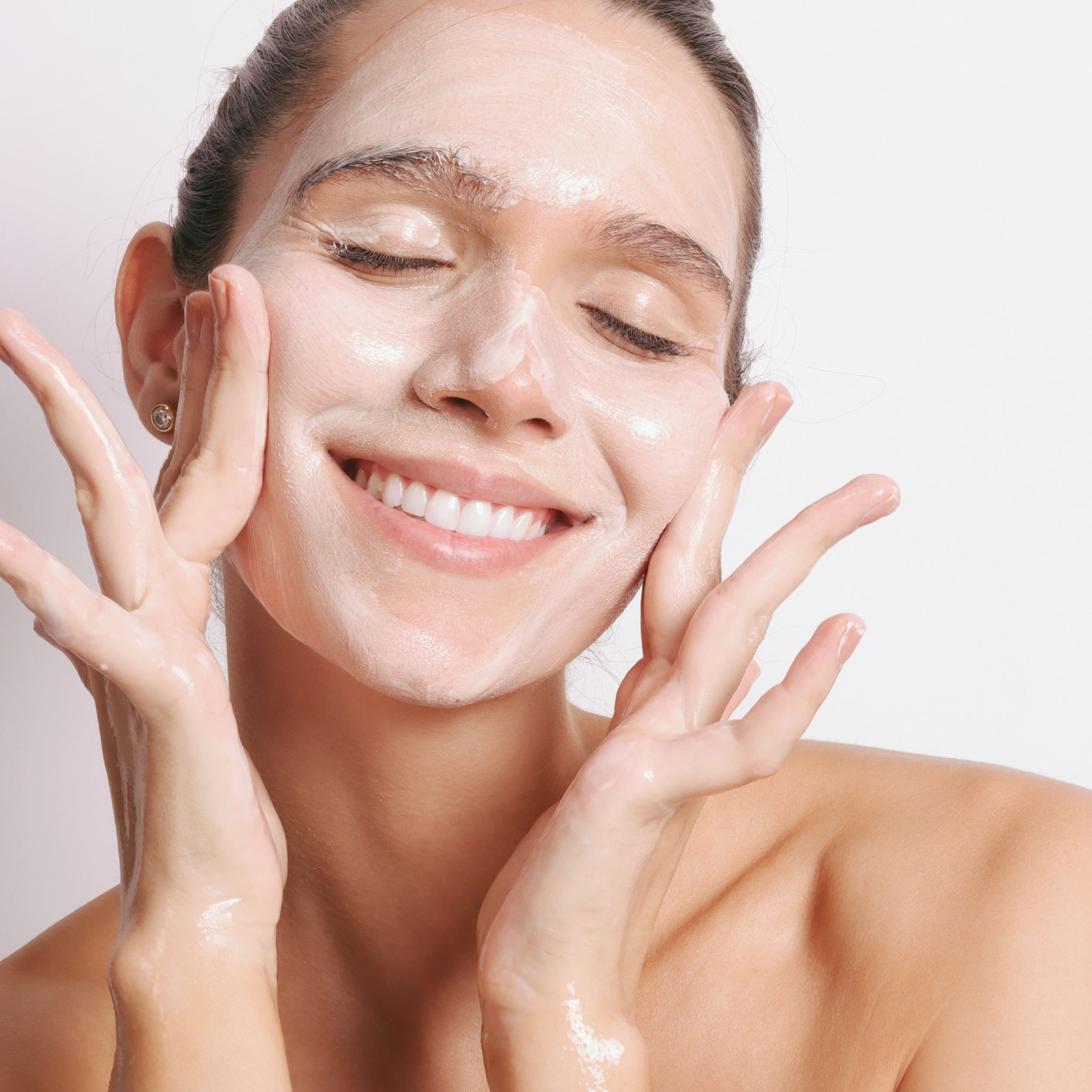 ¿Qué es la Doble Limpieza y por qué incorporarla en tu rutina de Cuidado Facial?