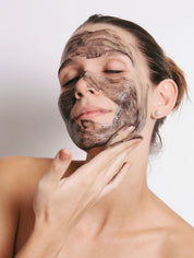 Charcoal scrub con modelo