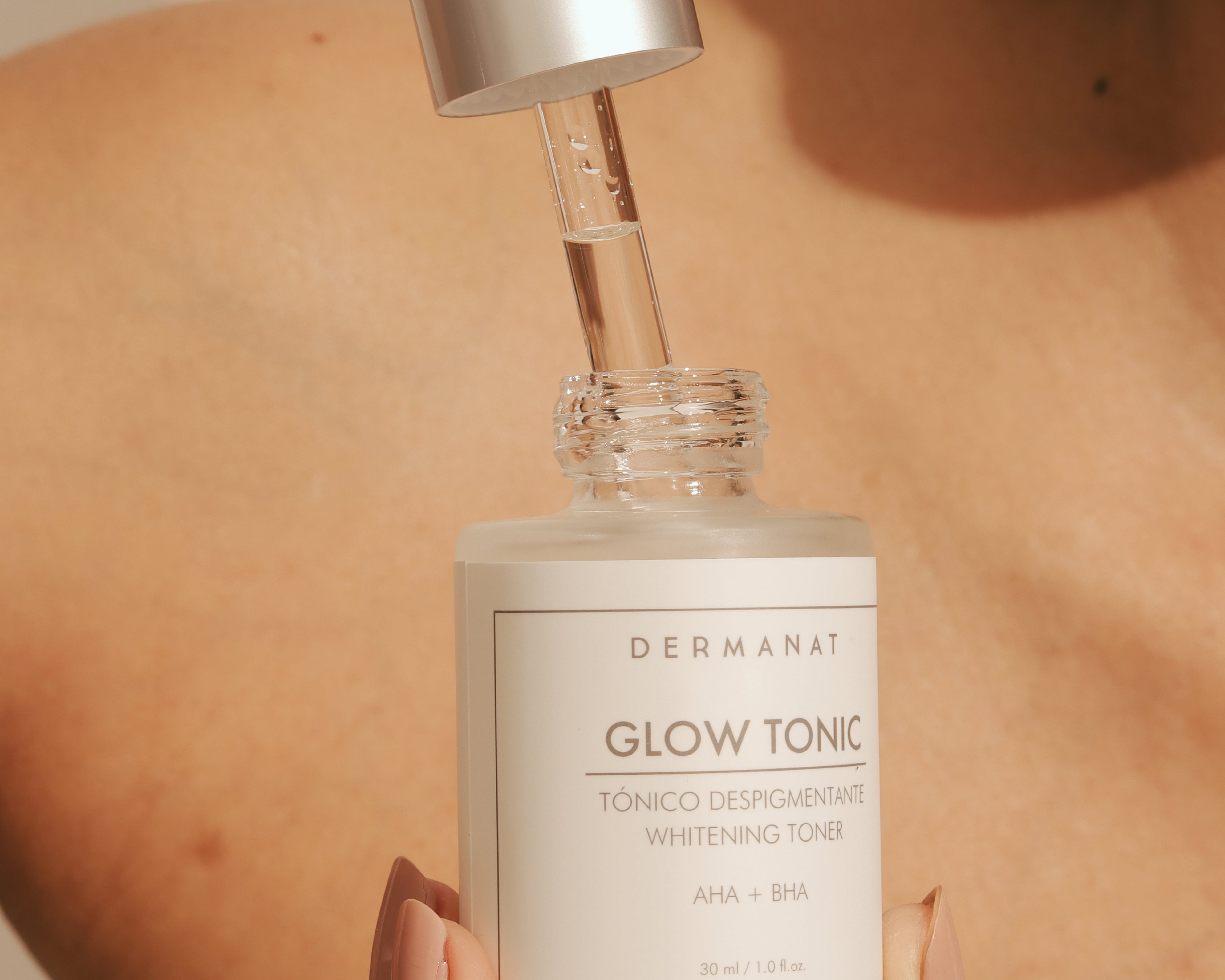 ¿Piel apagada y con manchas? Prueba el efecto peeling del Glow Tonic