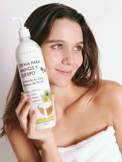 Crema con aceite de coco y manteca de karite con modelo