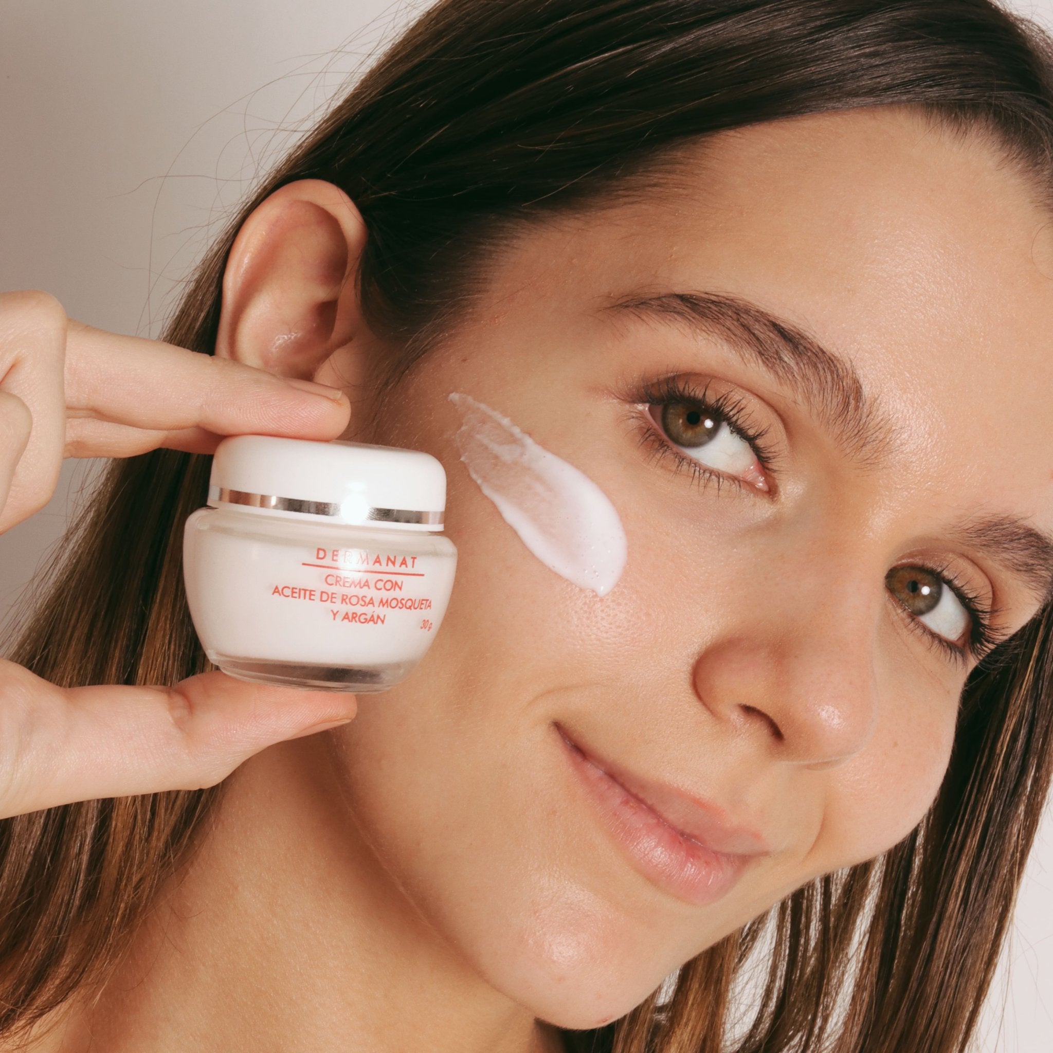 Crema con aceite de rosa mosqueta con modelo 4