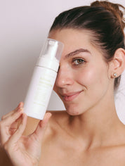 Espuma limpiadora equilibrante con modelo