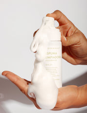 Espuma limpiadora equilibrante con modelo 2