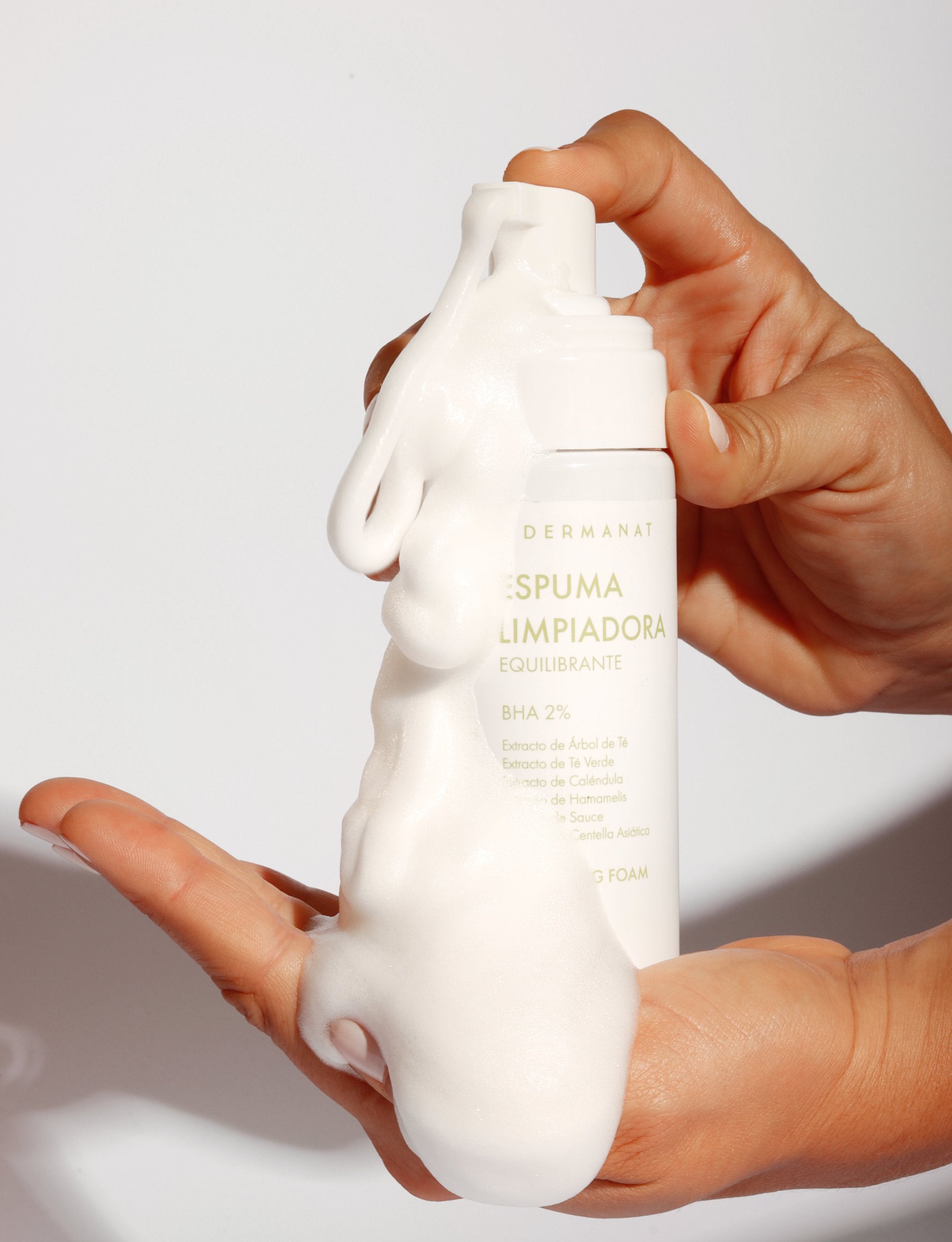 Espuma limpiadora equilibrante con modelo 2
