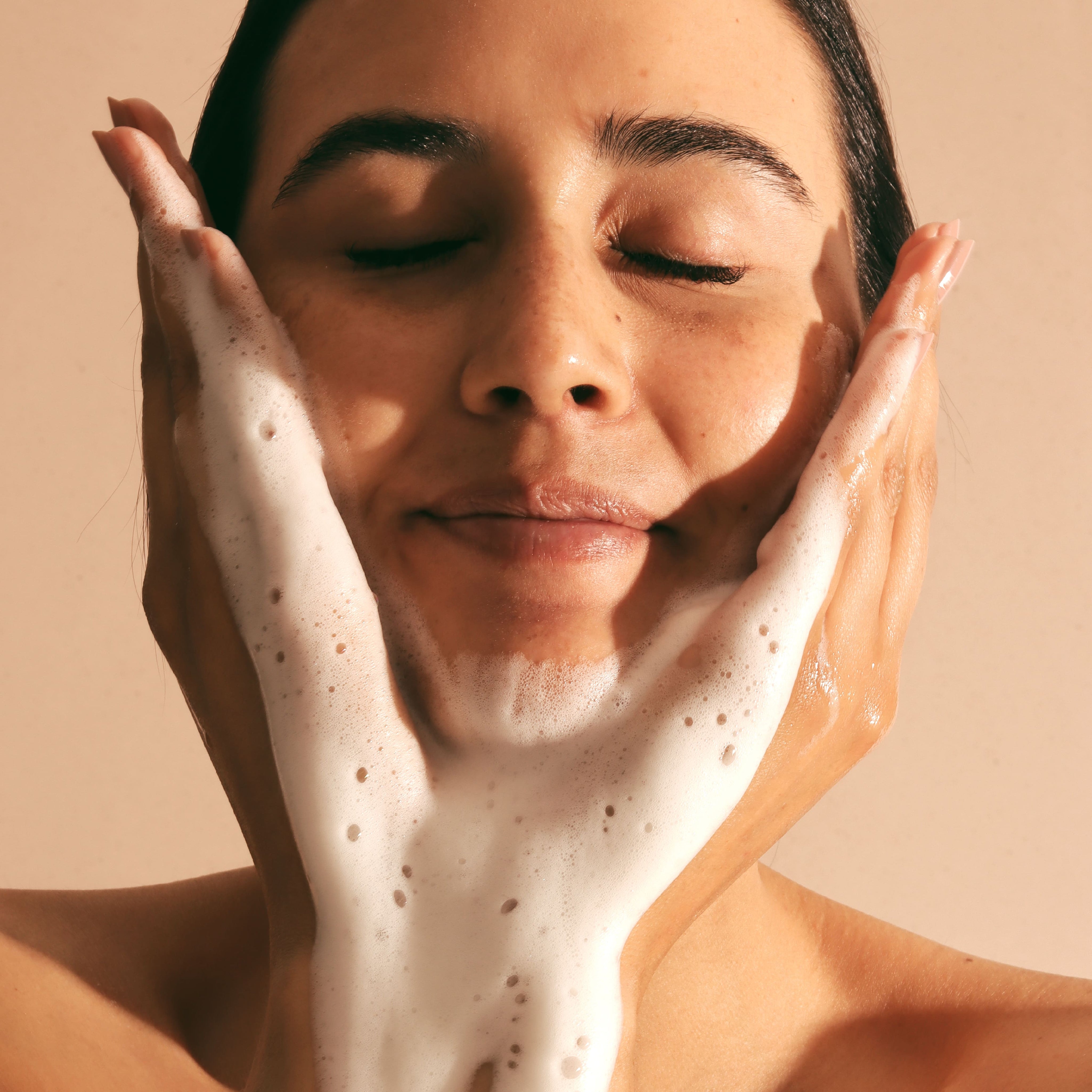Espuma limpiadora equilibrante con modelo 4