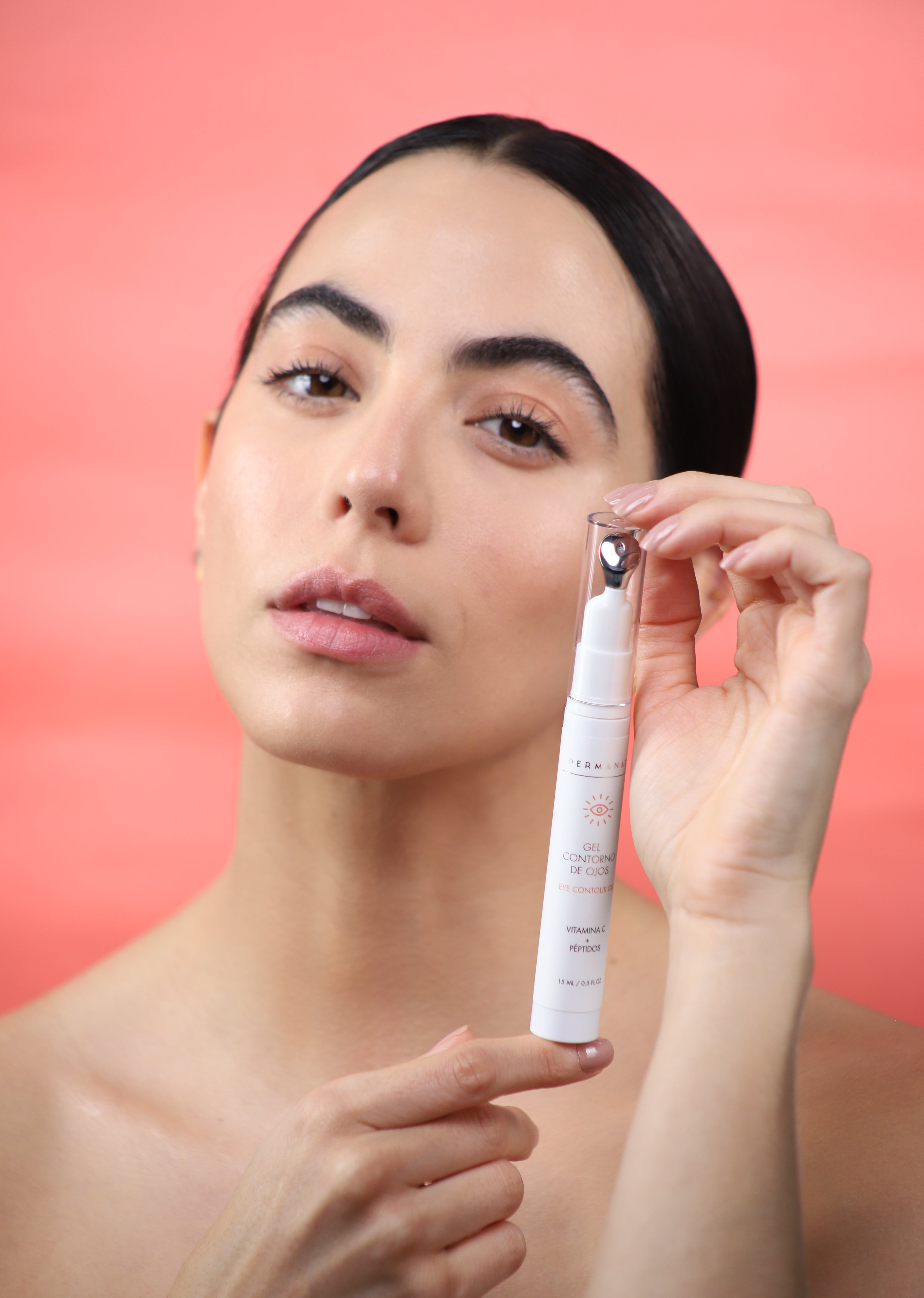 Gel contorno de ojos con modelo 2