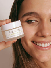 Gel hidratante facial con modelo