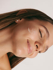 Gel hidratante facial con modelo 2