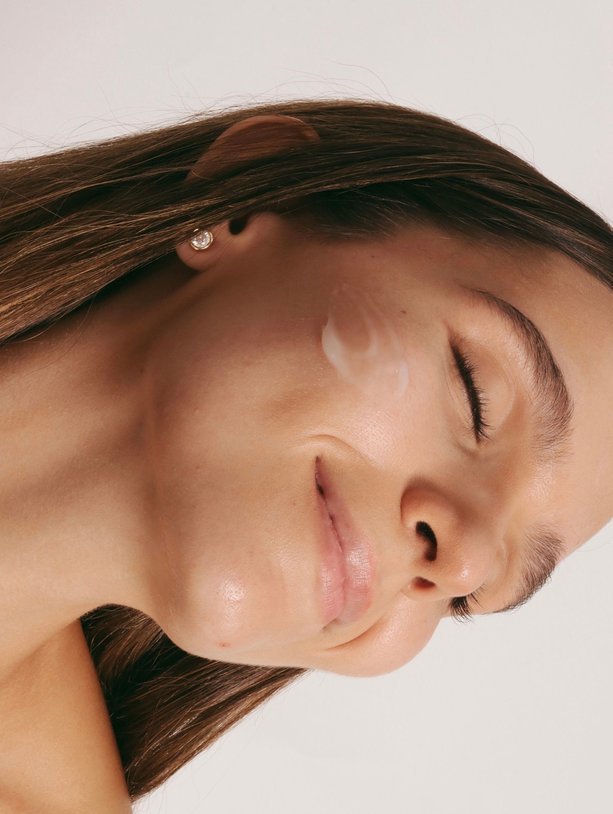Gel hidratante facial con modelo 2