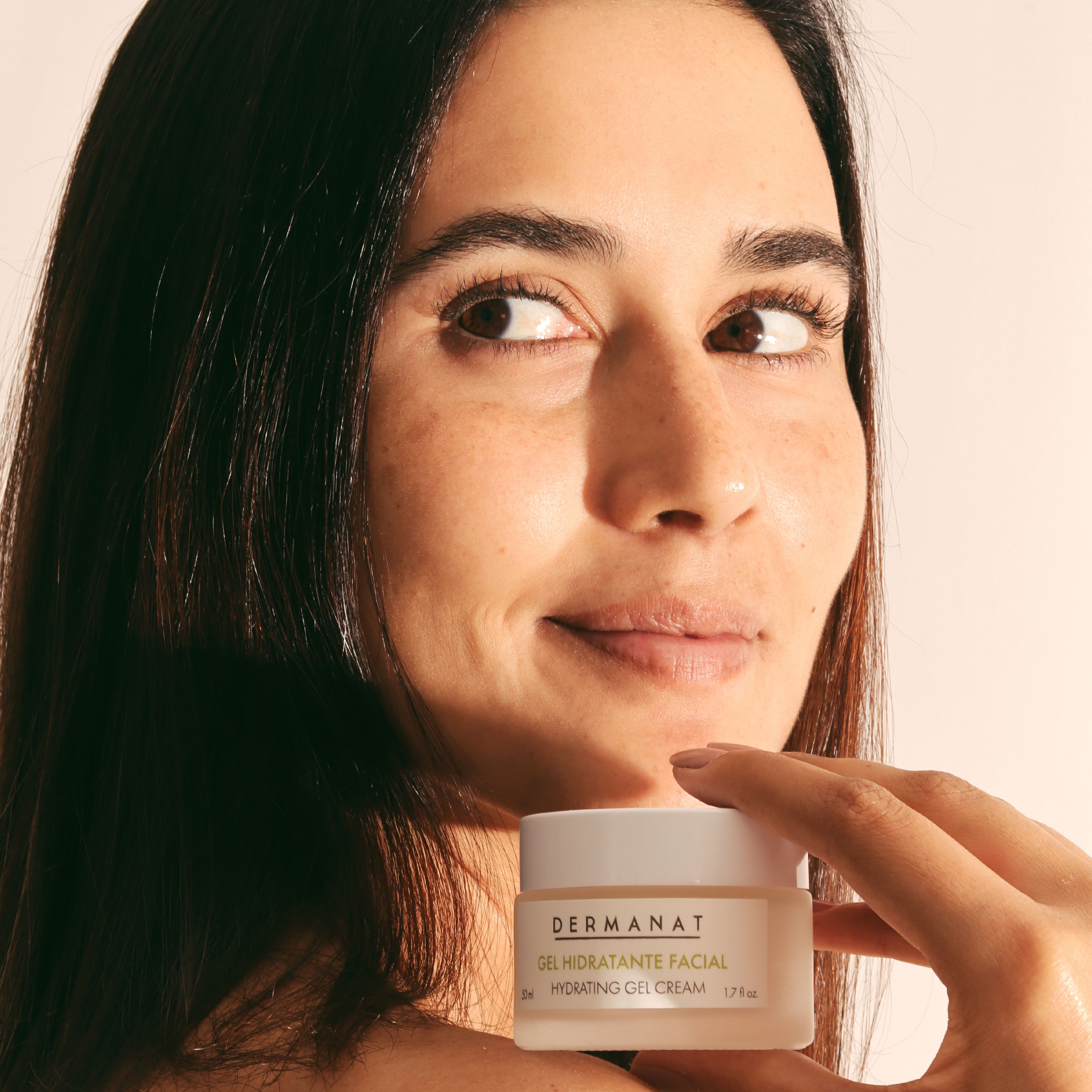Gel hidratante facial con modelo 3