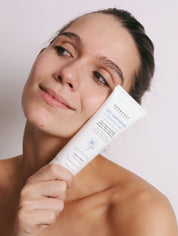 Gel limpiador con acido hialuronico con modelo