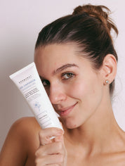 Gel limpiador con acido hialuronico con modelo 3
