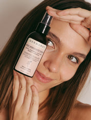 Mist hidratante facial con modelo