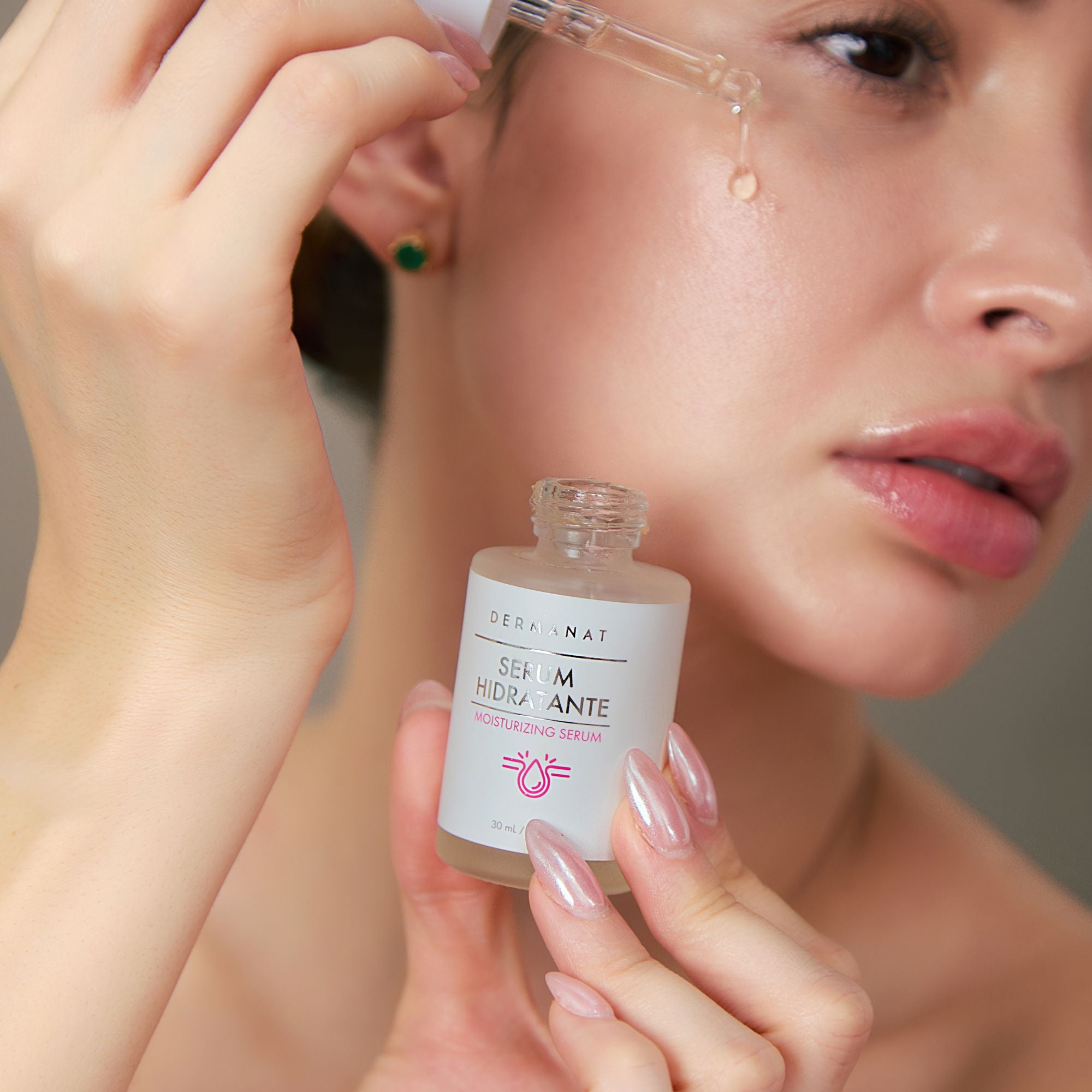 Serum Hidratante con Péptidos Dermanat sin sensación grasosa.  