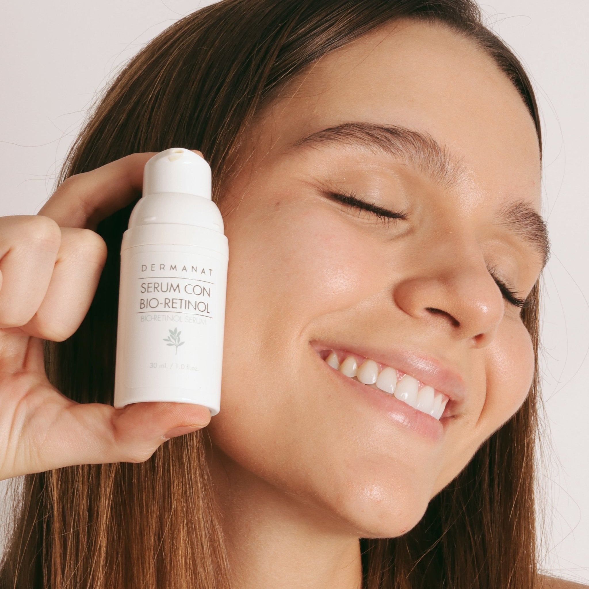 Serum bioretinol con modelo