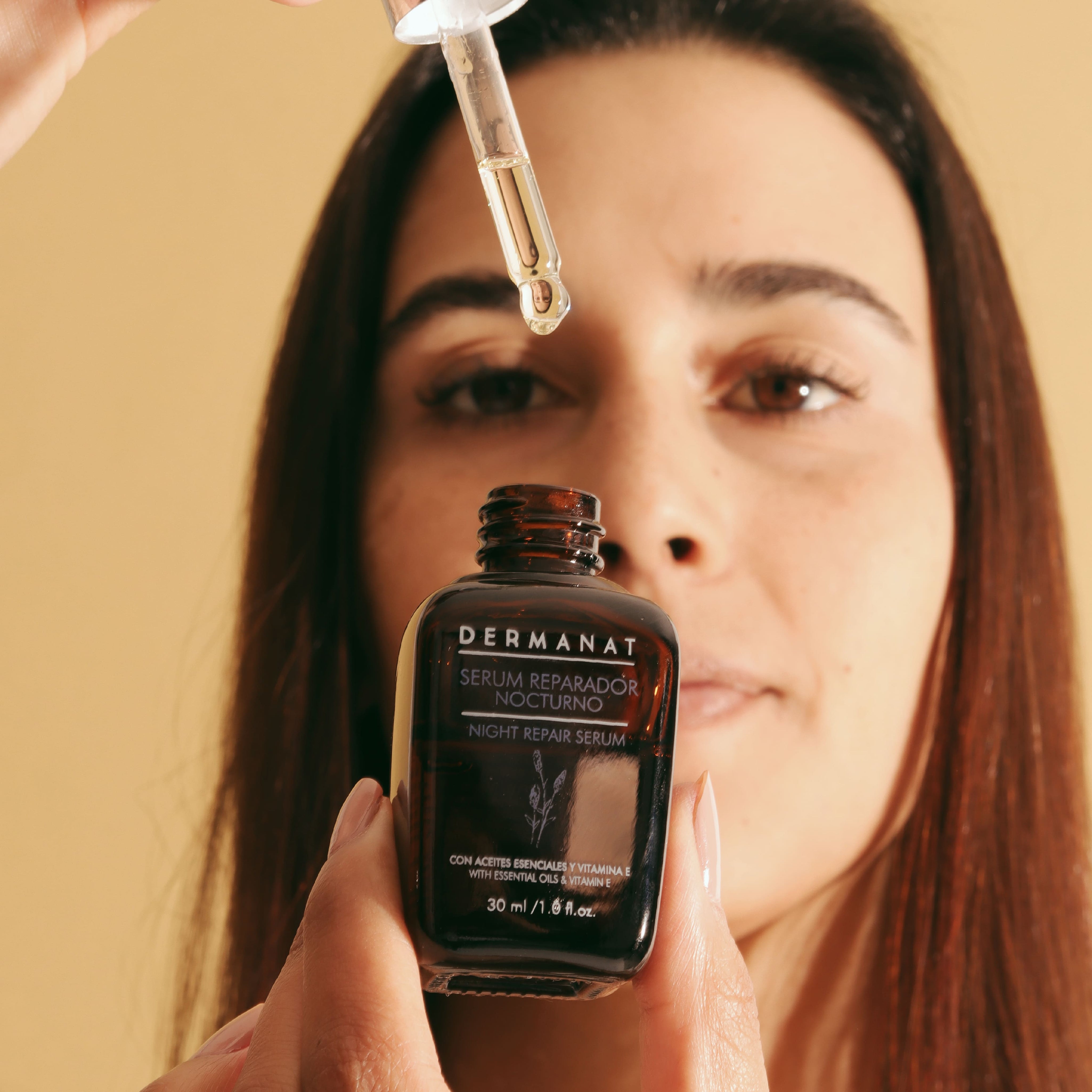 Serum reparador nocturno con modelo 3