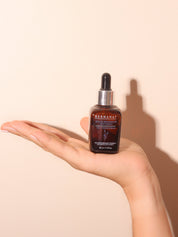 Serum reparador nocturno con modelo 4