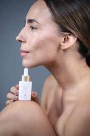 Serum retinol con modelo