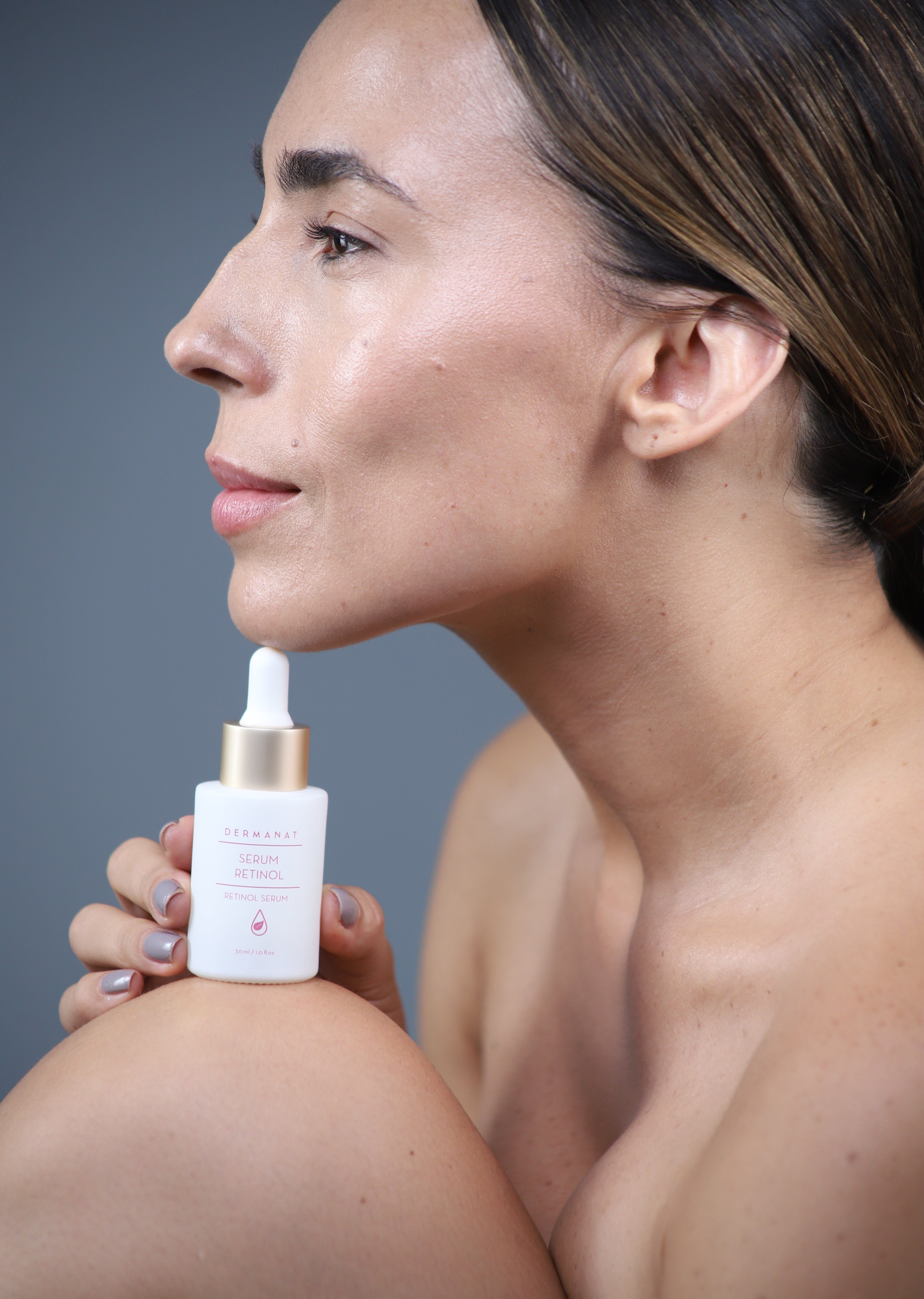 Serum retinol con modelo