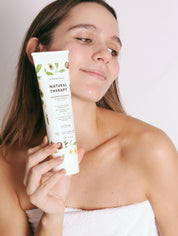 Shampoo nutritivo sin sal con modelo 2