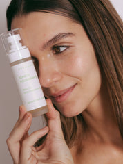 Tonico equilibrante facial con BHA con modelo