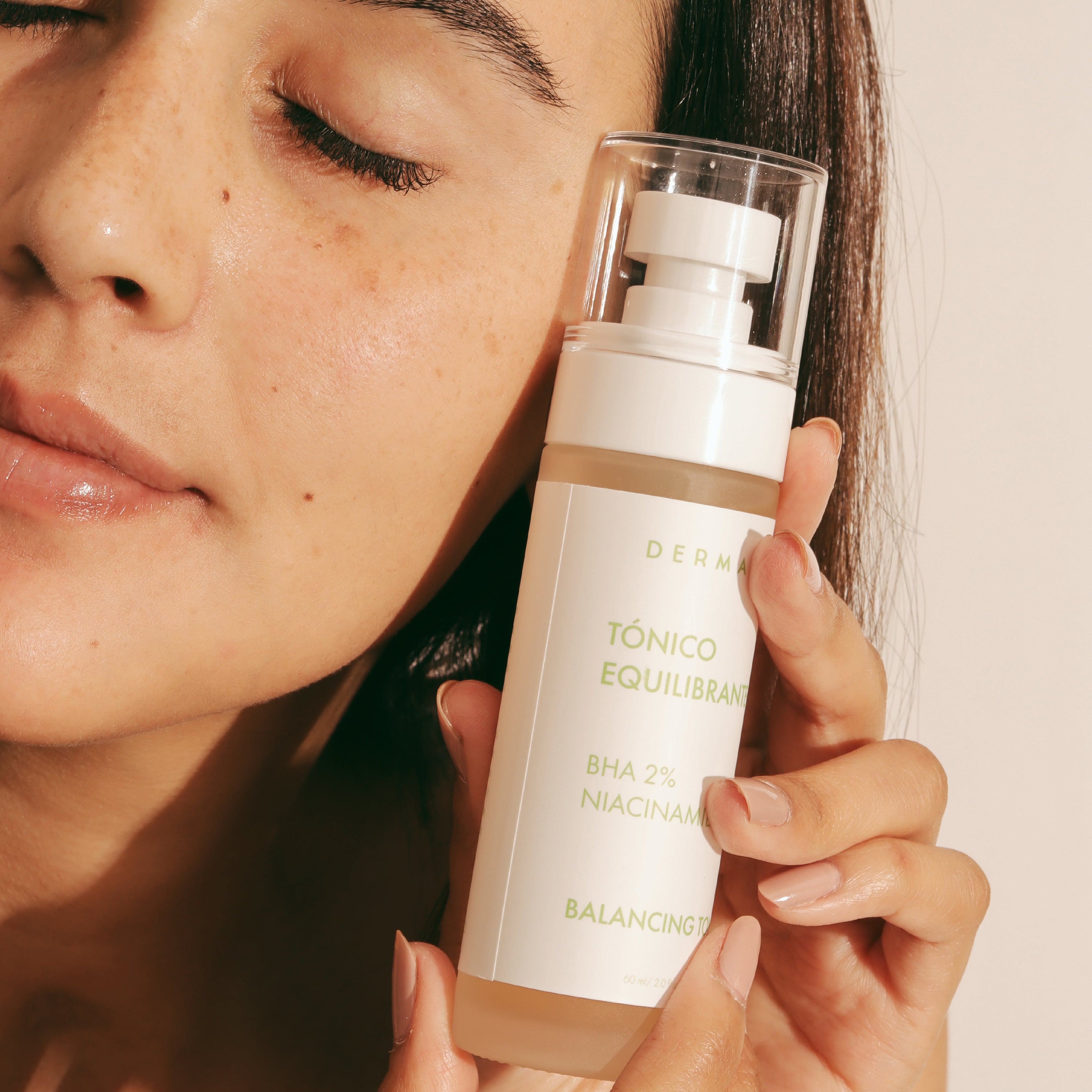 Tonico equilibrante facial  con BHA con modelo 3