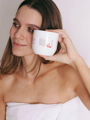 Tratamiento capilar con biotina y keratina con modelo
